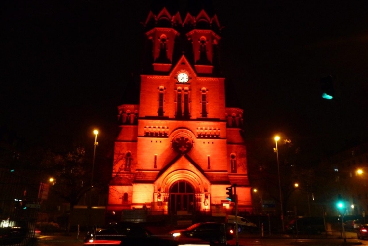 Auch die Ringkirche wurde orange angestrahlt.