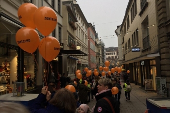 Unsere Ballons färbten die Innenstadt orange.