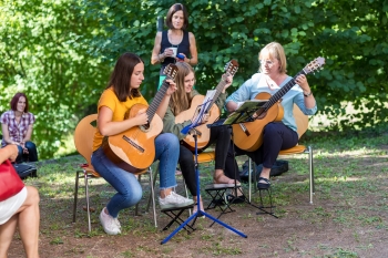 Der Förderverein finanzierte den Musikunterricht der jungen Dame in der Mitte.
