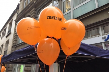 Orangefarbene Luftballons schmückten die Wiesbadener Innenstadt